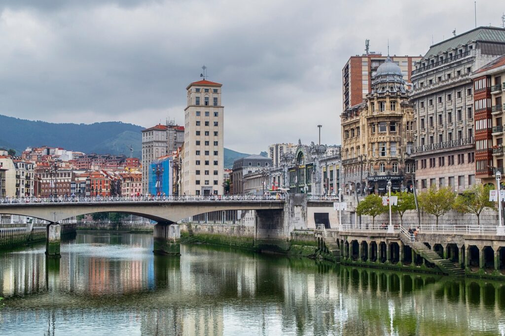 how does healthcare work in Spain for foreigners